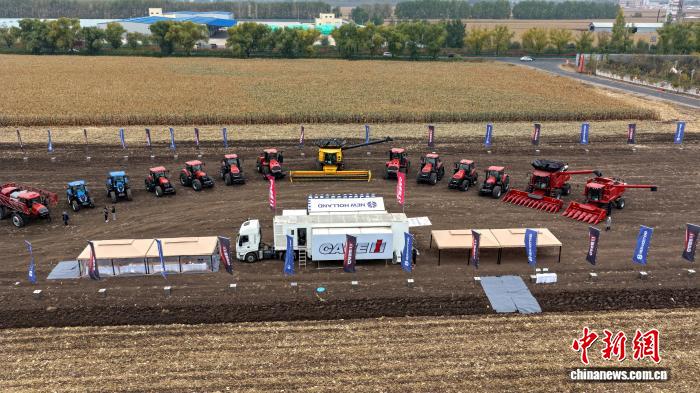 外企深化本土化布局 智能农机助力秋收作物“颗粒归仓”,外企深化本土化布局 智能农机助力秋收作物“颗粒归仓”