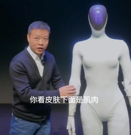 小鹏人形机器人亮相，震惊中外 何小鹏耐心解释没有藏人