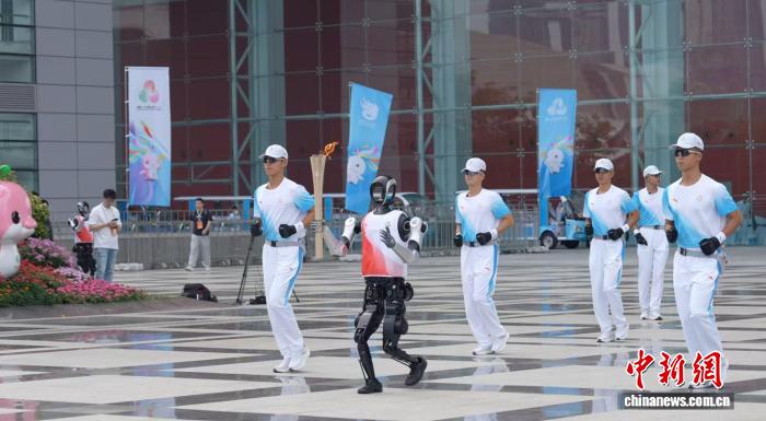 具身智能机器人火炬手“夸父”首次亮相全运会具身智能机器人火炬手“夸父”首次亮相全运会