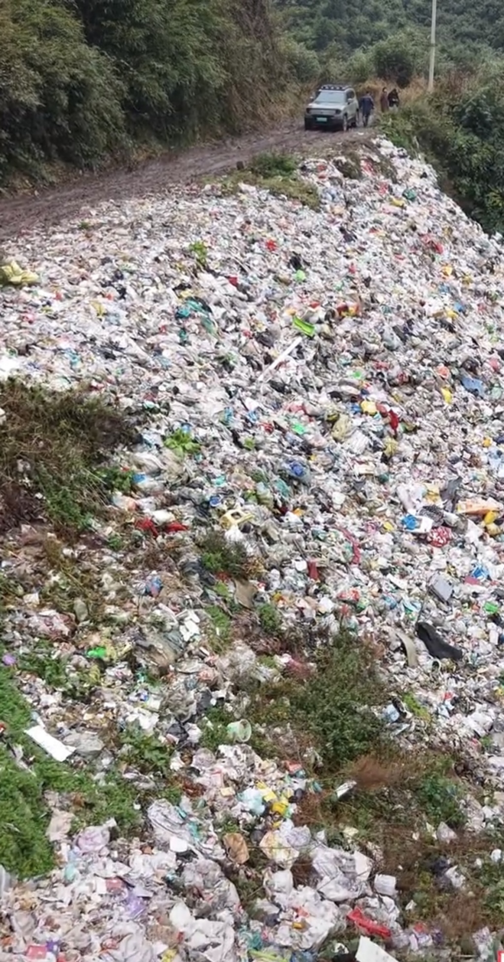 云南彝良再回应“深山现上百吨生活垃圾”：严打非法倾倒行为，追责监管不到位问题