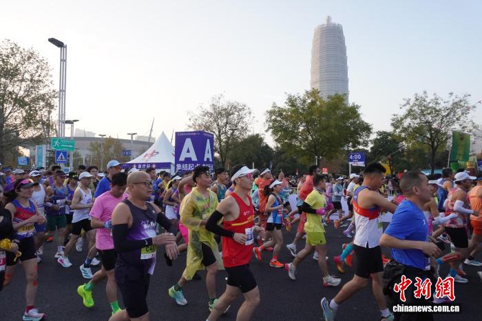 为姓氏奔跑 2.5万名跑友畅跑2025郑州马拉松为姓氏奔跑 2.5万名跑友畅跑2025郑州马拉松